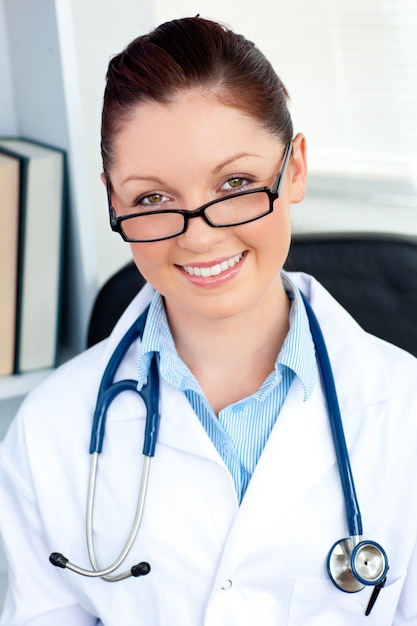 Medico femminile specializzato che sorride alla macchina fotografica