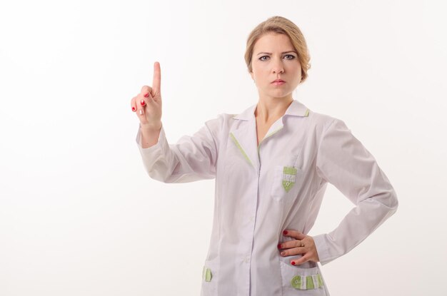Medico femminile su sfondo bianco con un fonendoscopio