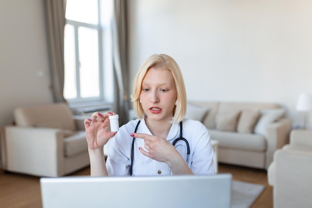 Medico femminile virtuale che prescrive e indica alcune pillole mentre parla con un paziente durante una videochiamata