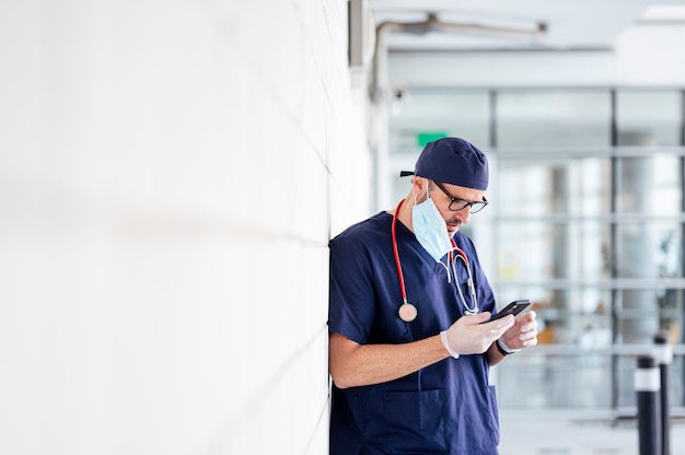 Medico fuori dall'ospedale utilizzando smart phone