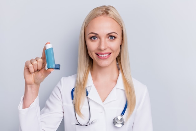 medico in abito bianco e stetoscopio tenendo in mano lo spray