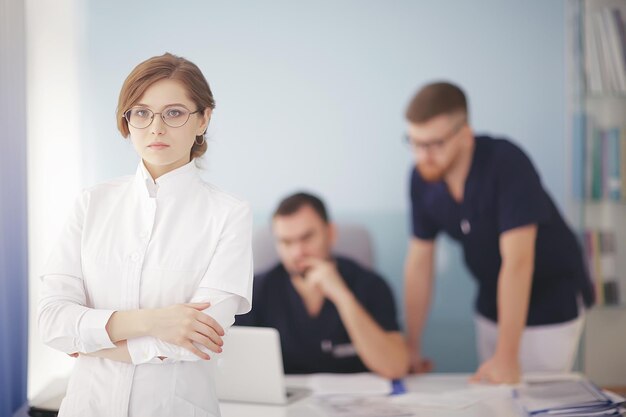 medico in ambulanza / clinica medica, medici in divisa medica, assistenza medica di emergenza