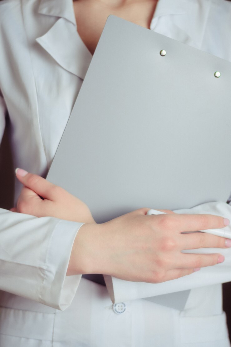 Medico in possesso di blocco note in mano