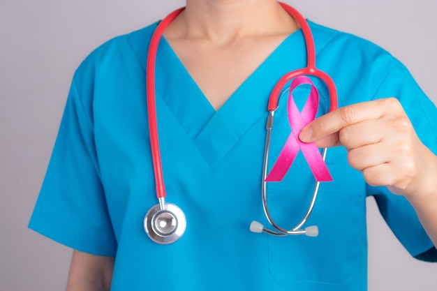 Medico in possesso di un nastro rosa