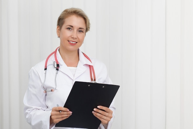 Medico in uniforme e con la posa dello stetoscopio.