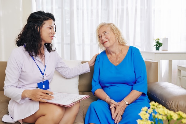 Medico in visita al paziente anziano