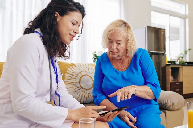 Medico in visita al paziente anziano