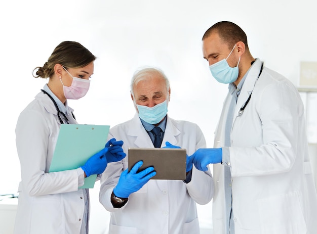 Medico incontro ospedale medico infermiere medicina squadra sanitaria maschera tablet donna uomo virus