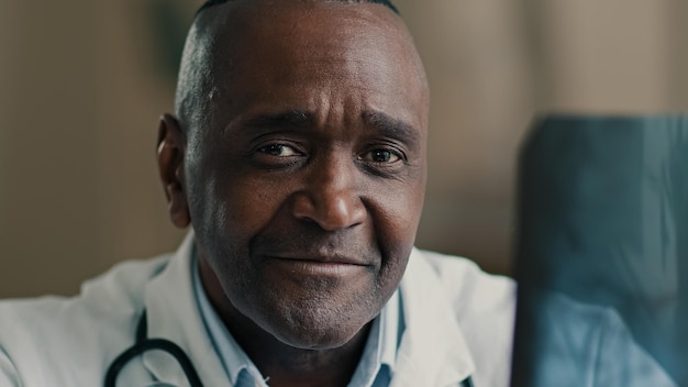 Medico maschio africano esperto radiologo osteopata chirurgo ortopedico uomo etnico medico guarda xray