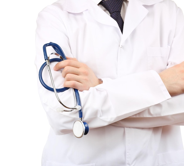 Medico maschio con lo stetoscopio isolato su bianco
