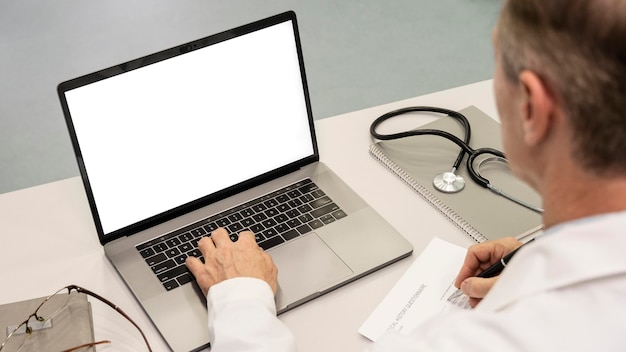 Medico maschio del ritratto all'ospedale