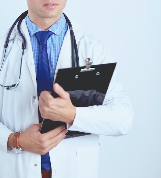 Medico maschio in piedi con la cartella isolata su sfondo bianco