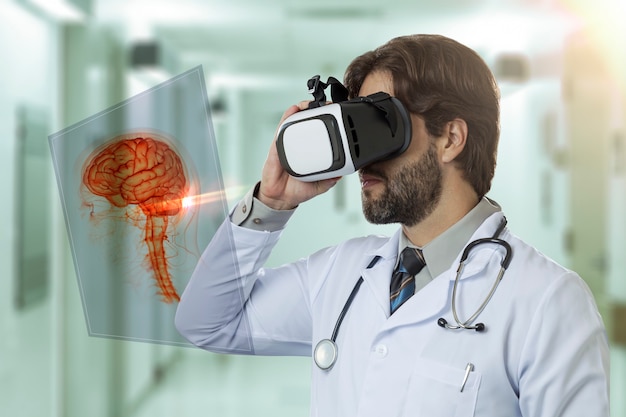 Medico maschio in un ospedale, utilizzando occhiali per realtà virtuale, guardando un cervello virtuale