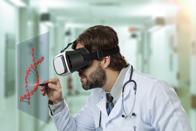 Medico maschio in un ospedale, utilizzando occhiali per realtà virtuale, guardando un DNA virtuale