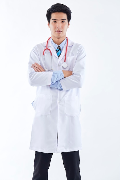 Medico maschio medico tailandese asiatico del ritratto sul muro bianco