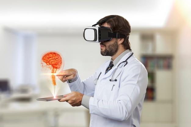 Medico maschio nel suo ufficio, guardando un cervello virtuale che esce da un tablet