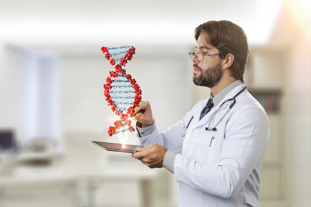 Medico maschio nel suo ufficio, guardando un DNA virtuale che esce da un tablet