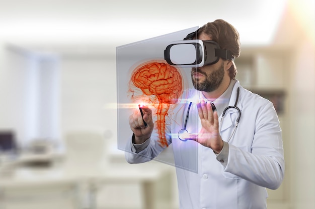 Medico maschio nel suo ufficio, utilizzando occhiali per realtà virtuale, guardando un cervello virtuale