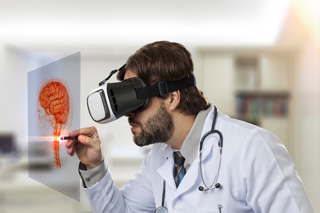 Medico maschio nel suo ufficio, utilizzando occhiali per realtà virtuale, guardando un cervello virtuale