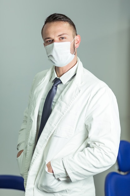 Medico maschio professionista che tiene il vaccino