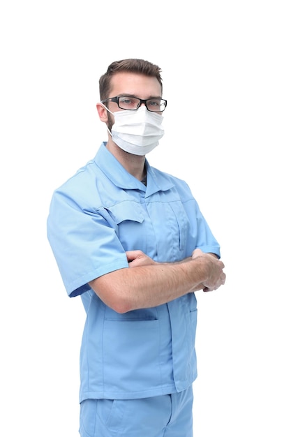 Medico maschio sicuro in maschera chirurgica isolata su bianco