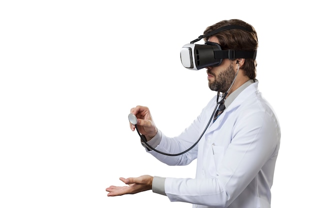 Medico maschio utilizzando occhiali per realtà virtuale su uno spazio bianco.