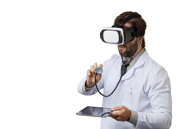 Medico maschio utilizzando occhiali per realtà virtuale