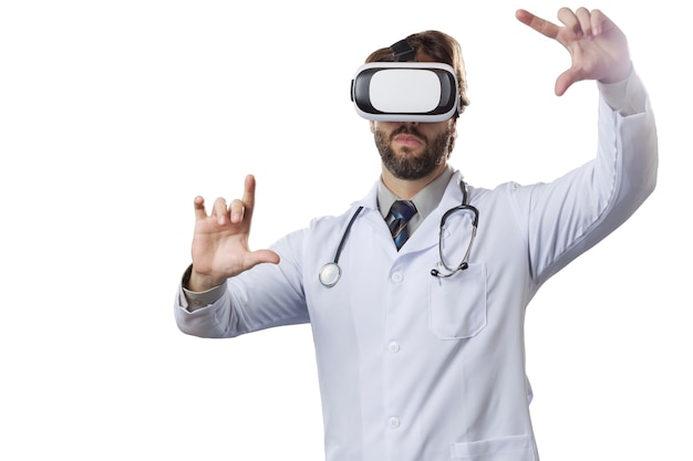 Medico maschio utilizzando occhiali per realtà virtuale.