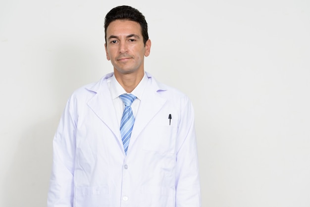 Medico maturo bello dell'uomo isolato