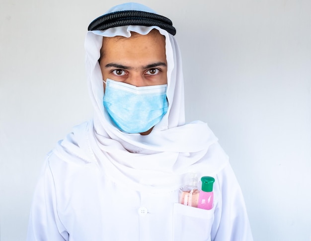 Medico musulmano arabo che indossa una maschera con prodotti per l'igiene