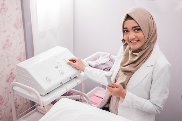 Medico musulmano estetista donna