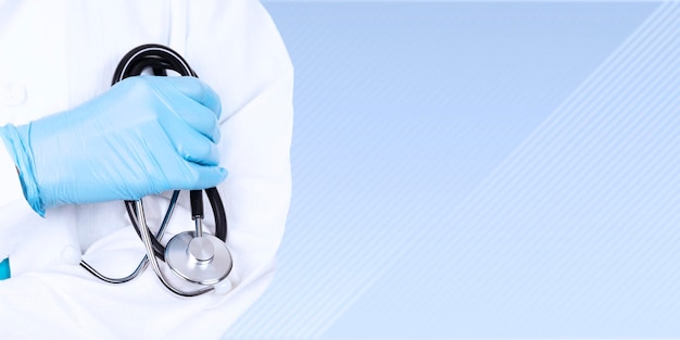 Medico o cardiologo maschio anziano professionista in uniforme bianca che tiene uno stetoscopio in mano. Clinica medica di cardiologia, concetto di trattamento del cuore. Vista ravvicinata, copia spazio. Foto di alta qualità