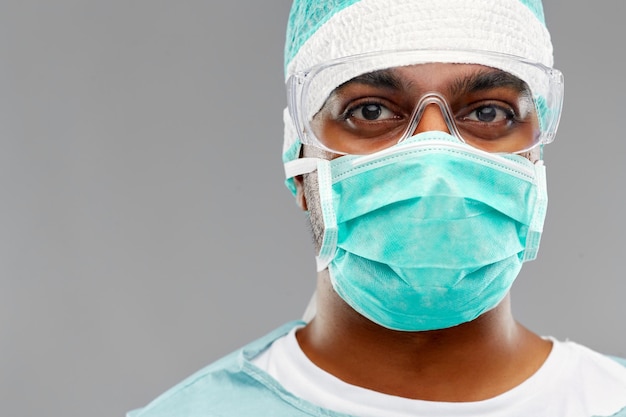 medico o chirurgo indiano in abbigliamento protettivo