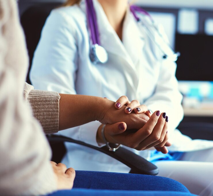 Foto medico o infermiere che tiene le mani della signora anziana