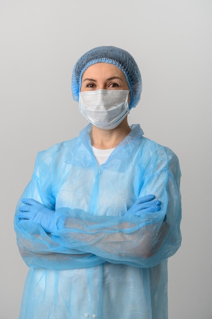 Medico o infermiere in una maschera da abito medico e guanti protettivi