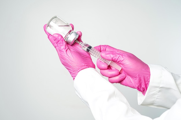 medico o scienziato con una siringa con ampolle bottiglia di vaccino per iniezione