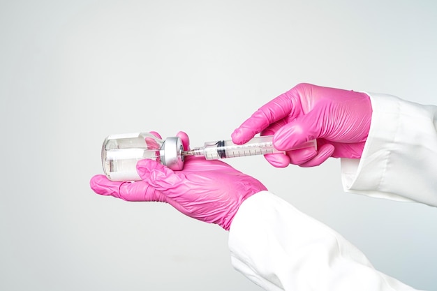 medico o scienziato con una siringa con ampolle bottiglia di vaccino per iniezione