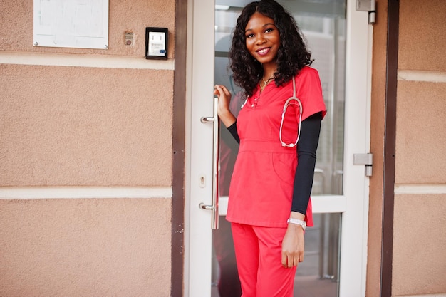 Medico paramedico femminile afroamericano.