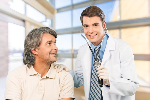 Medico paziente senior adulto sanità e medicina esame medico maschio allegro