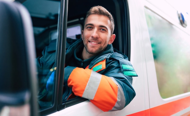 Medico professionale e fiducioso del giovane con l'ambulanza