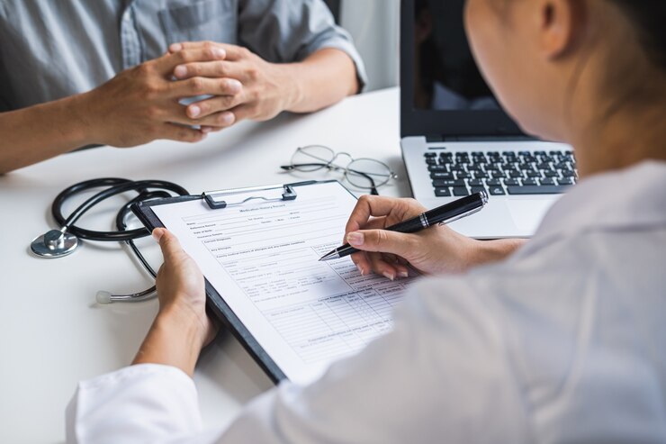 Medico professionista che consulta il suo paziente all'ospedale, concetto di sanità