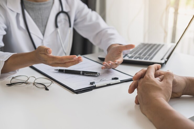 Medico professionista che consulta il suo paziente all'ospedale, concetto di sanità