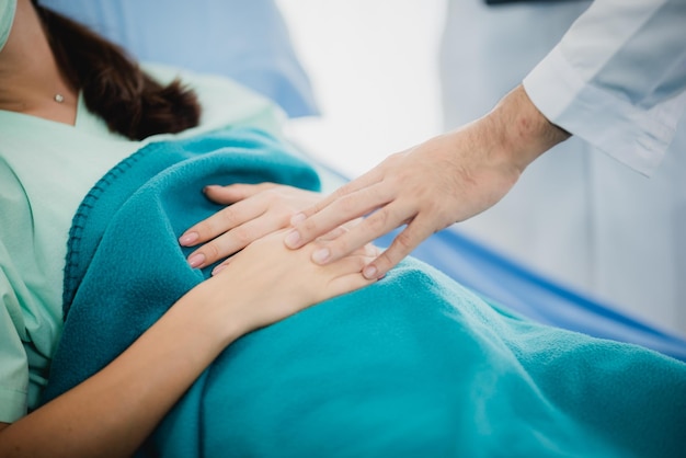 Medico professionista che lavora nel controllo medico del paziente nella clinica ospedaliera, concetto di assistenza sanitaria