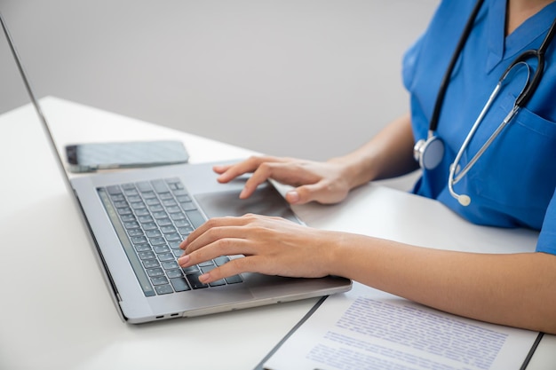 Medico professionista che utilizza il laptop Consultazione Messaggistica online con l'applicazione di consultazione del controllo medico online per l'assistenza sanitaria del paziente
