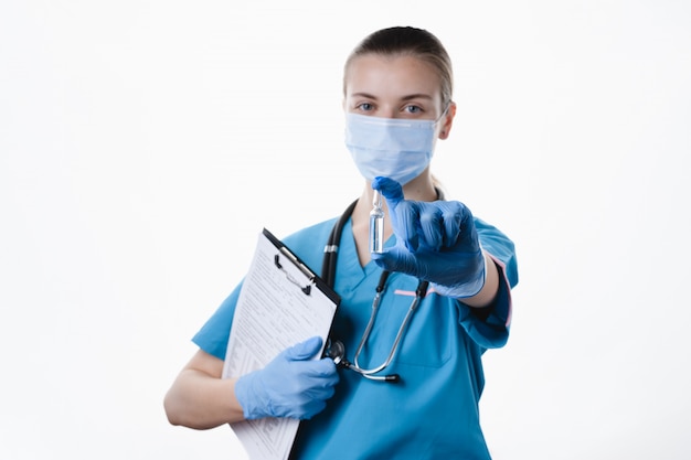 Medico ragazza con medicina in mano su uno sfondo bianco