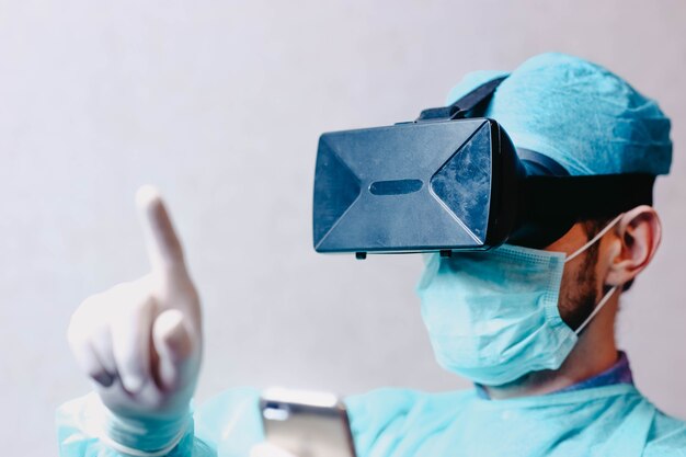 medico scienziato con occhiali per realtà aumentata 3D VR