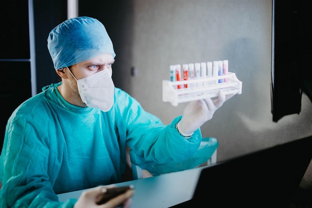 medico scienziato in un laboratorio con provette esamina campioni del virus