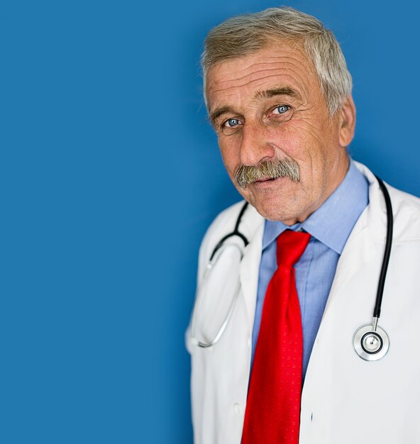 Medico senior su priorità bassa medica blu