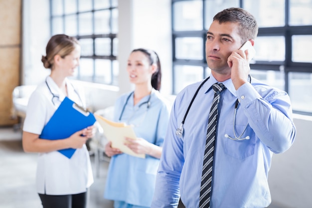 Medico serio al telefono in ospedale