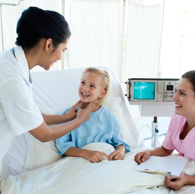 Medico sorridente che assiste ad un giovane paziente